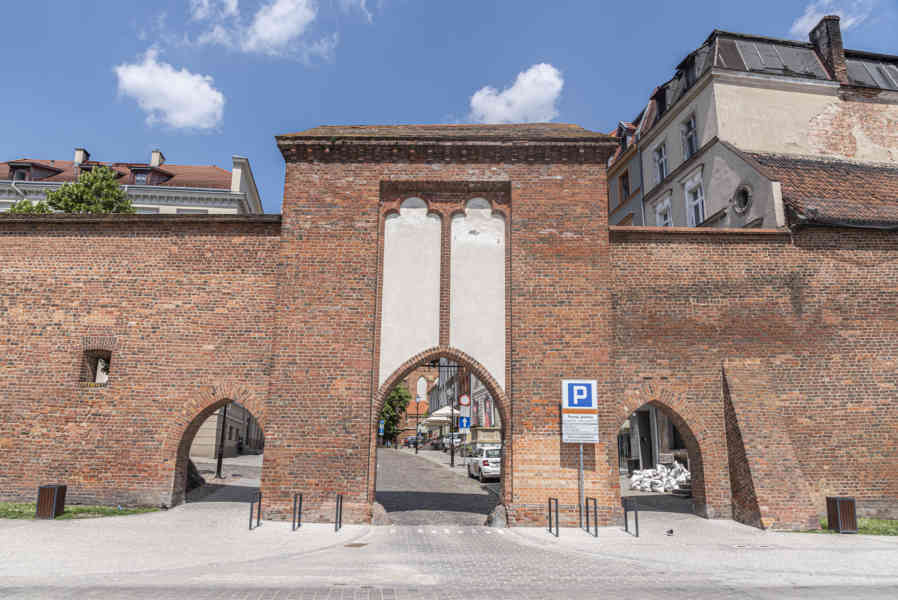 Polonia - Torun 077 - Puerta de Zeglarska.jpg